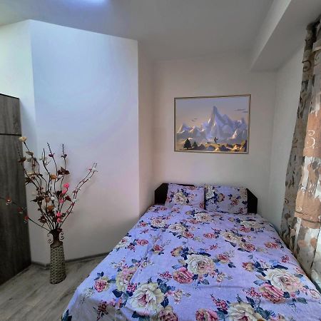 Da! Hotel Bishkek Bagian luar foto
