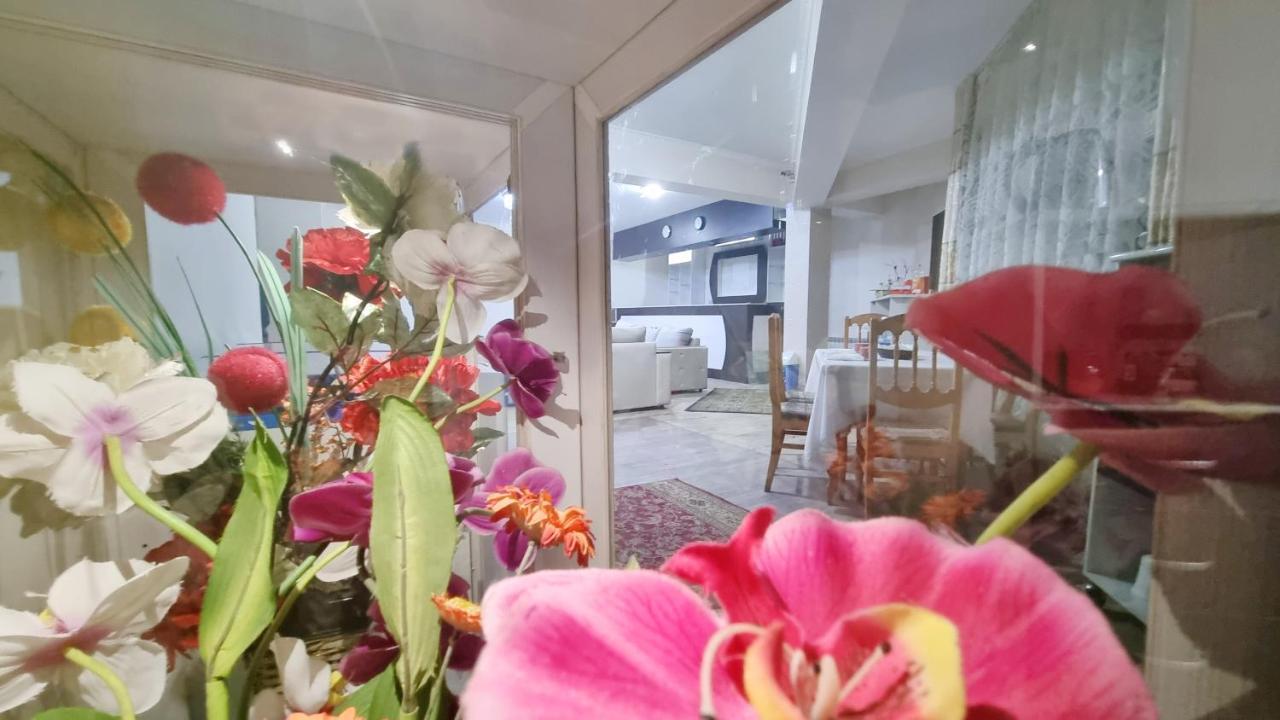 Da! Hotel Bishkek Bagian luar foto
