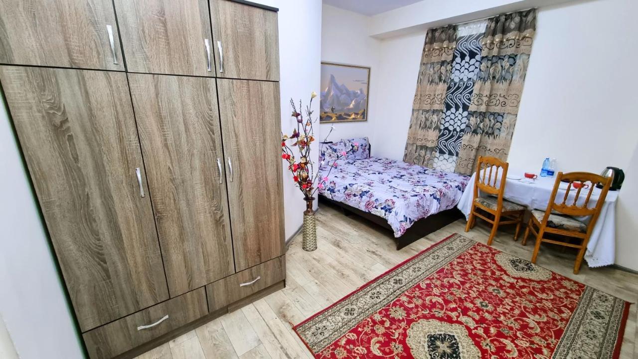 Da! Hotel Bishkek Bagian luar foto
