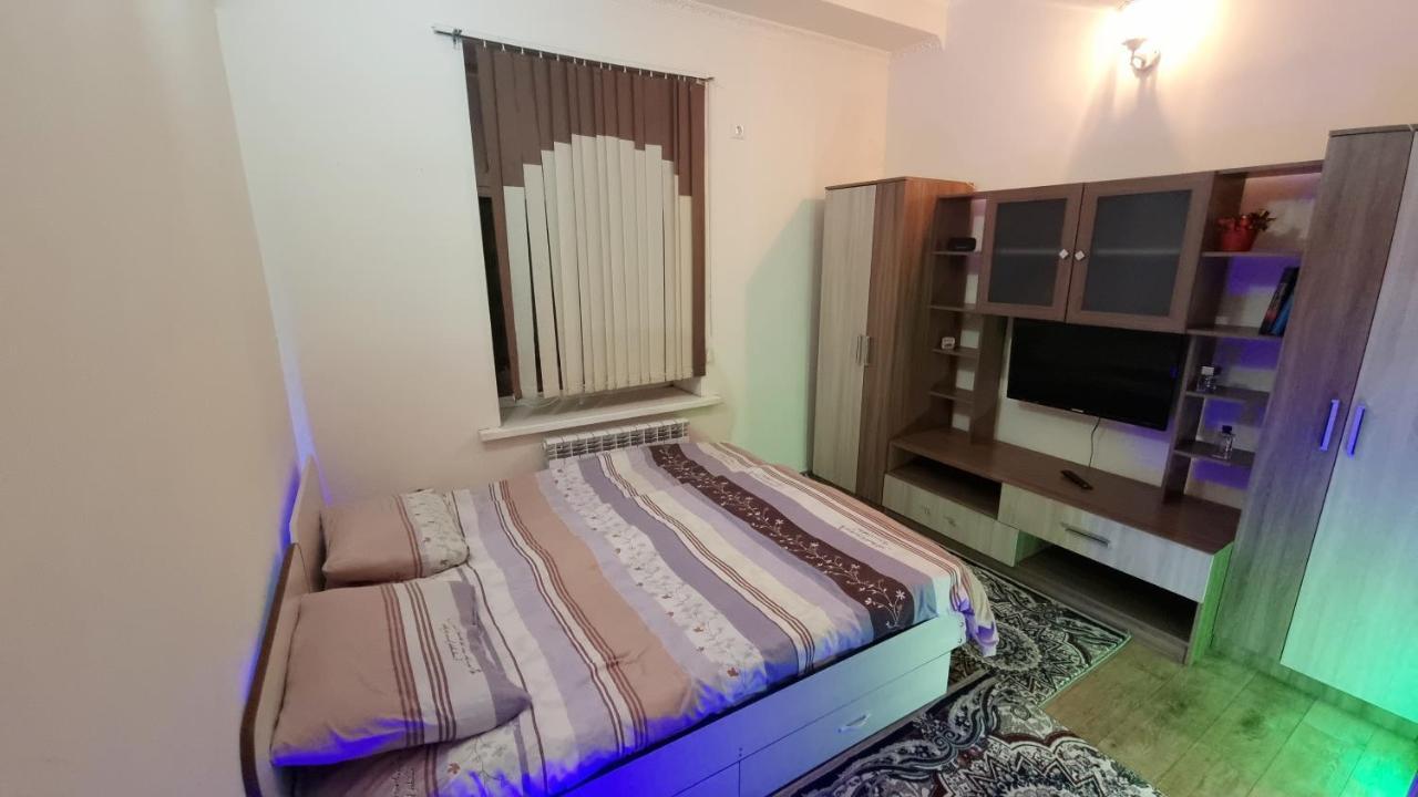 Da! Hotel Bishkek Bagian luar foto