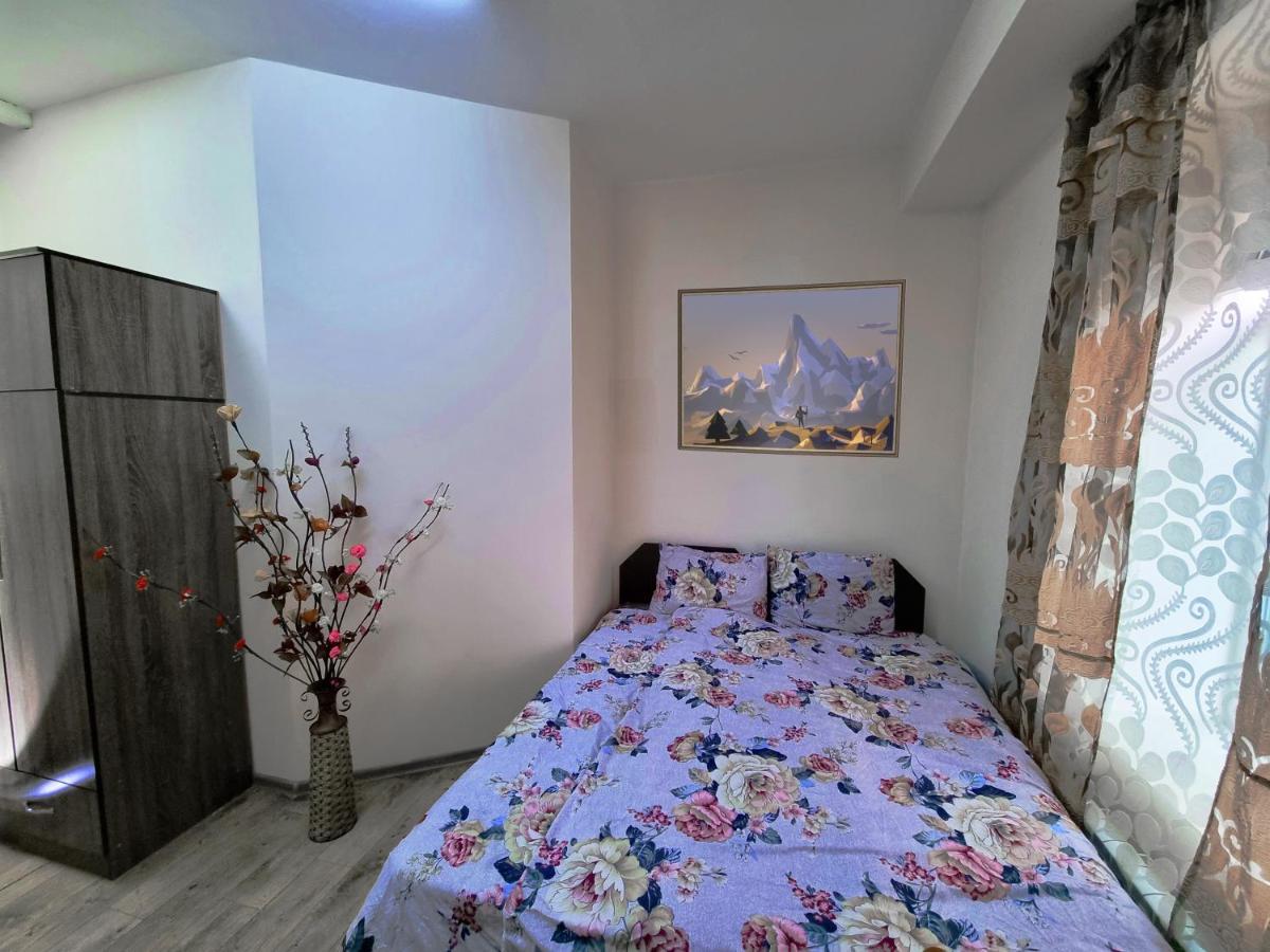 Da! Hotel Bishkek Bagian luar foto