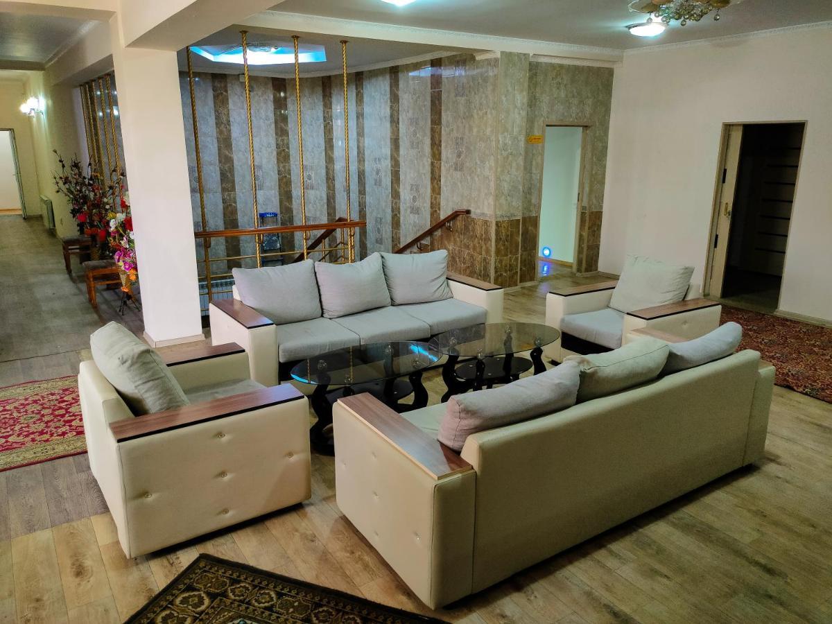 Da! Hotel Bishkek Bagian luar foto