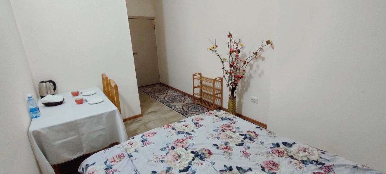 Da! Hotel Bishkek Bagian luar foto