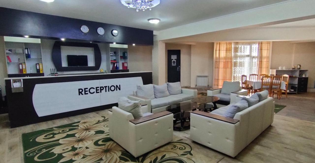 Da! Hotel Bishkek Bagian luar foto